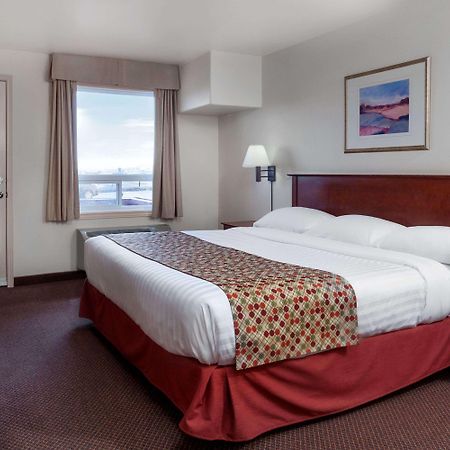 Super 8 By Wyndham Caraquet Hotel Екстериор снимка