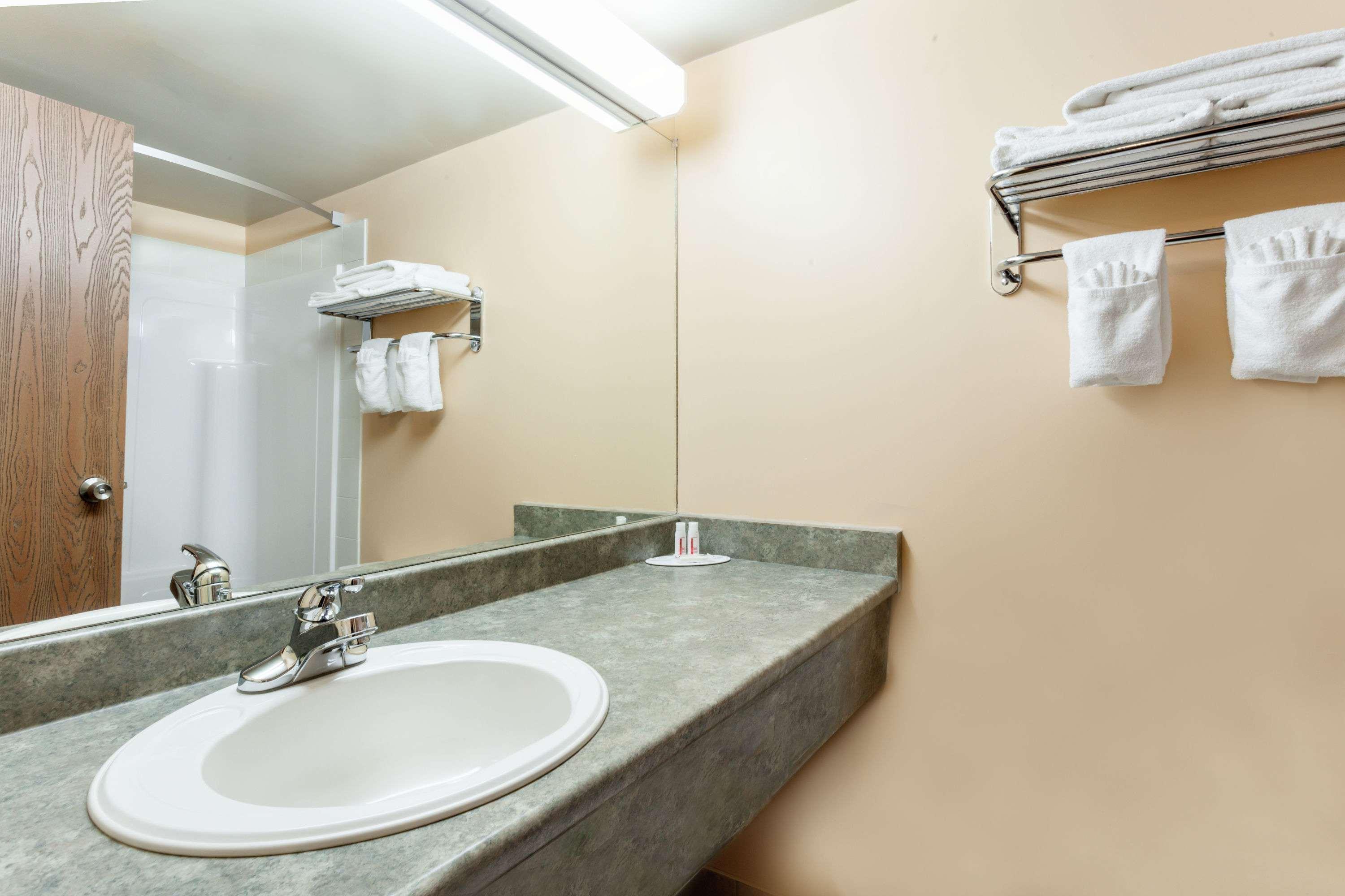 Super 8 By Wyndham Caraquet Hotel Екстериор снимка
