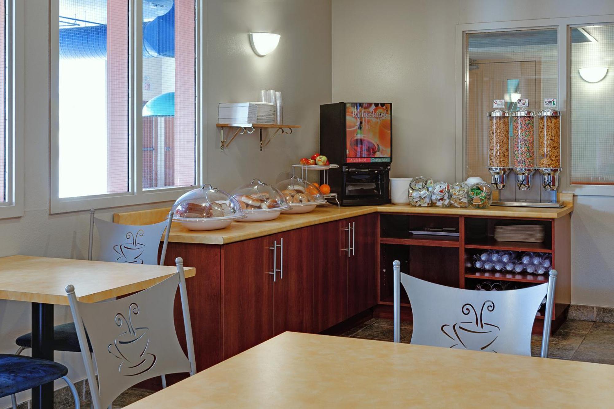 Super 8 By Wyndham Caraquet Hotel Екстериор снимка