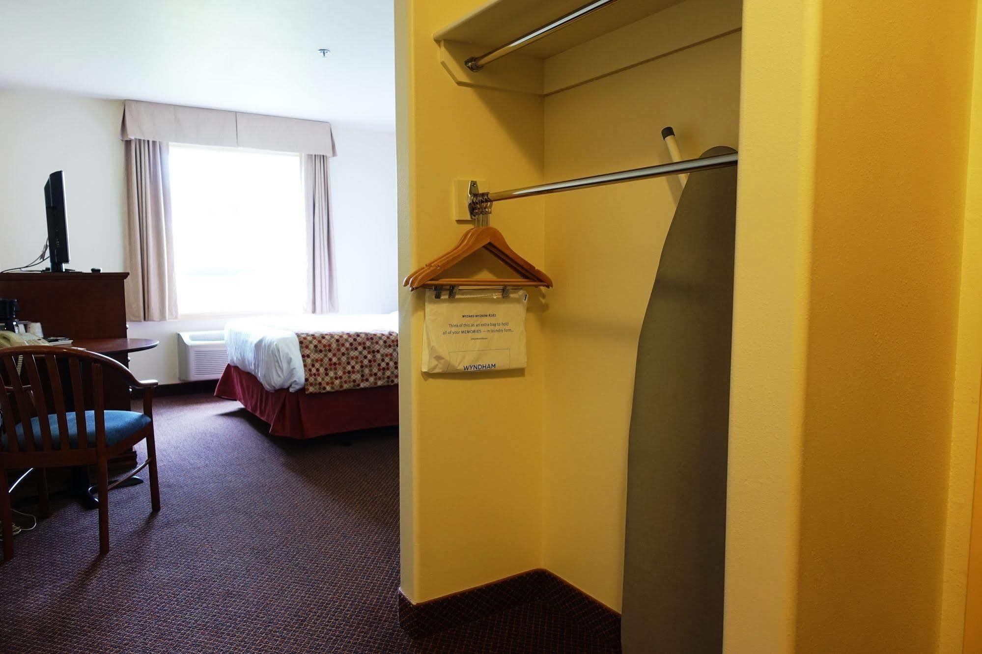 Super 8 By Wyndham Caraquet Hotel Екстериор снимка